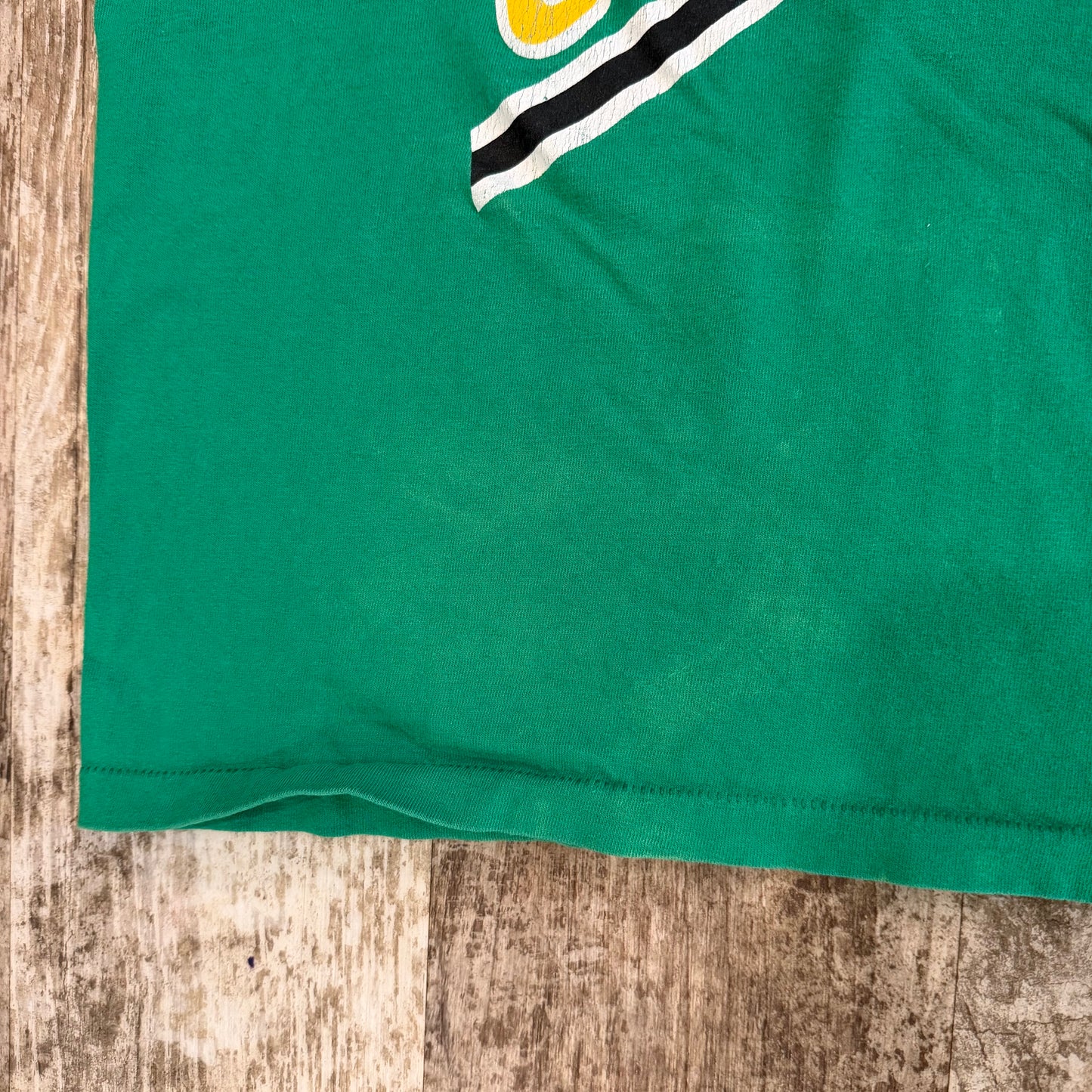 (S/M) Vintage 1990s Boston Celtics NBA Nutmeg Shirt