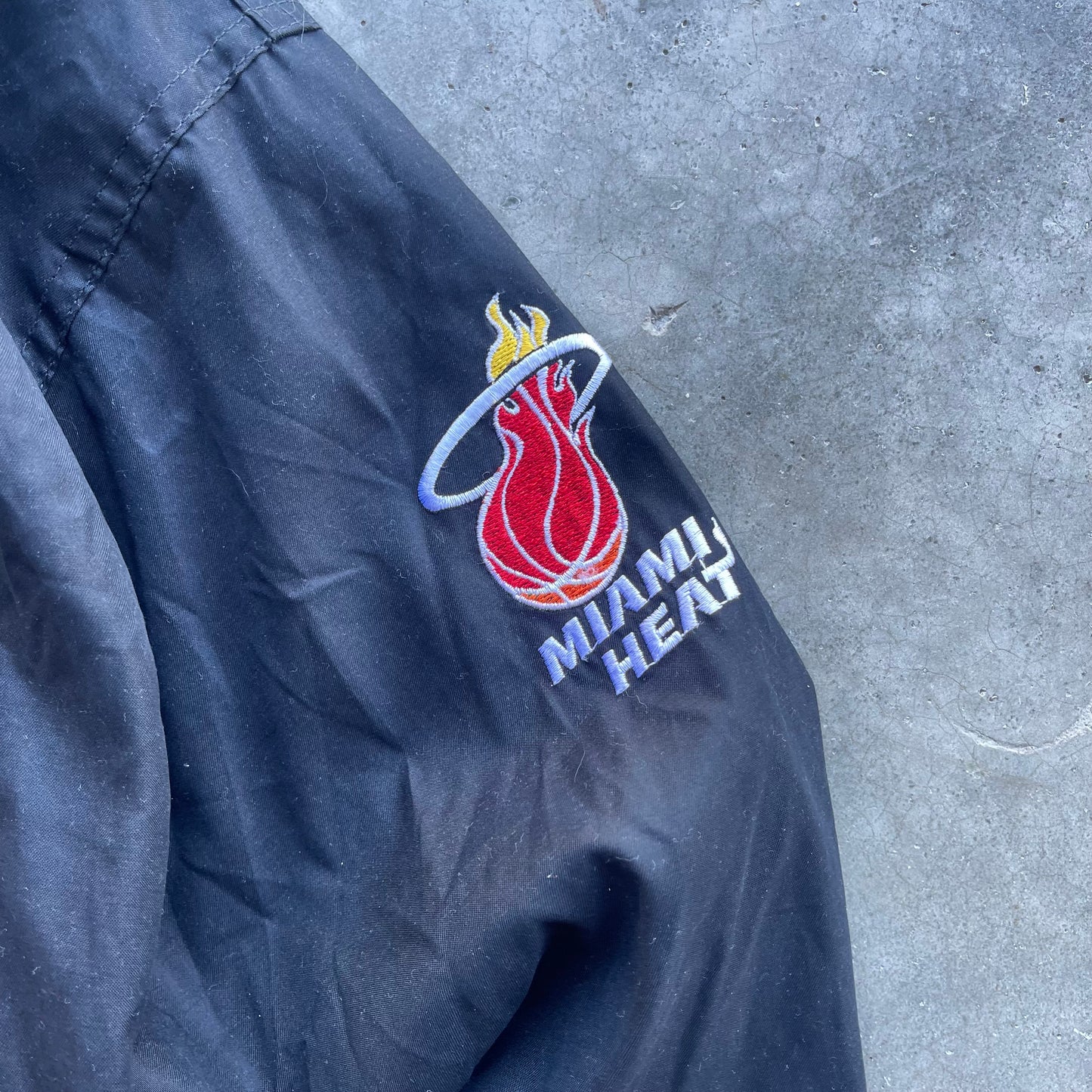 (2XL) Vintage Miami Heat Pullover Windbreaker
