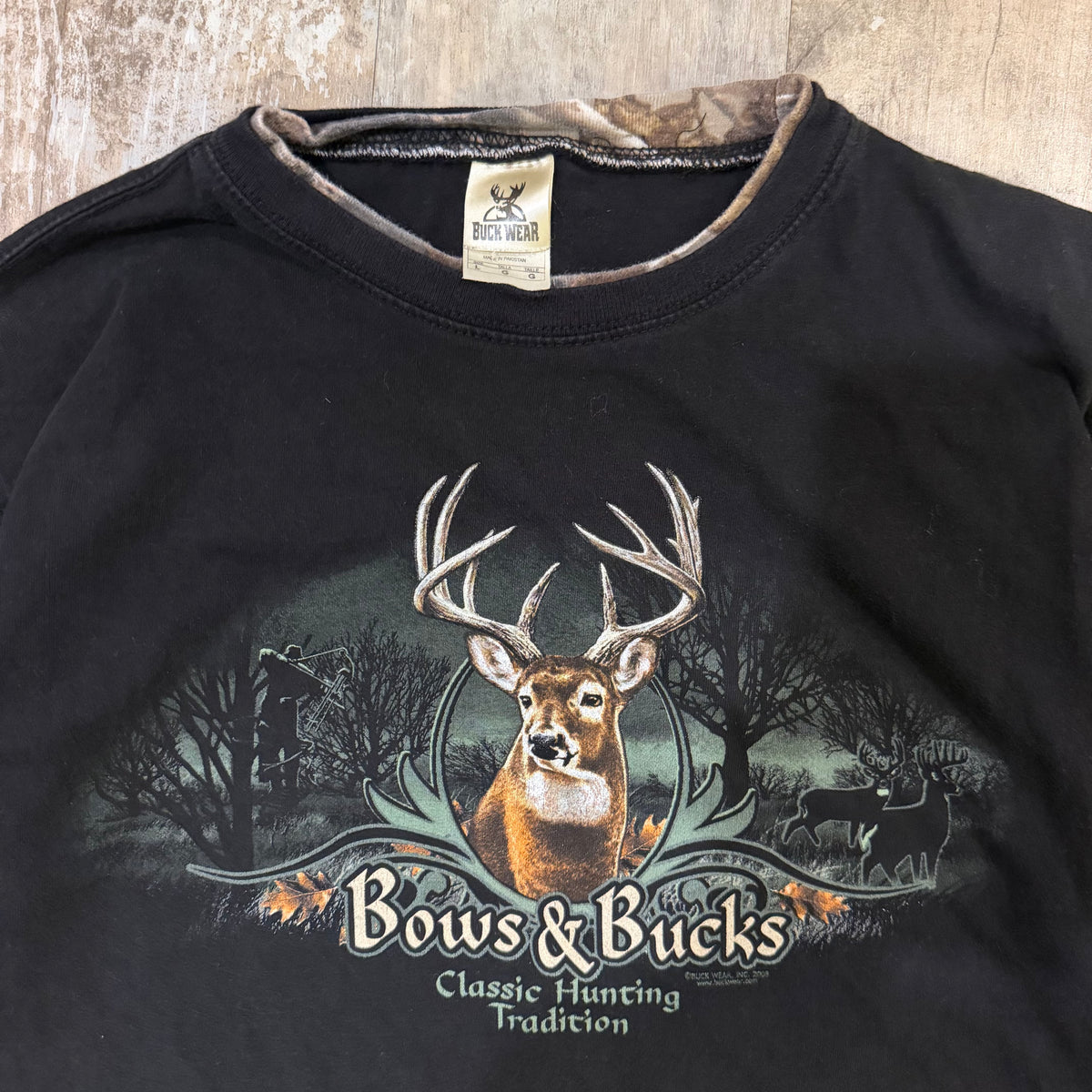 (L) Vintage 2000s Bows and Bucks Camo Long Sleeve Shirt