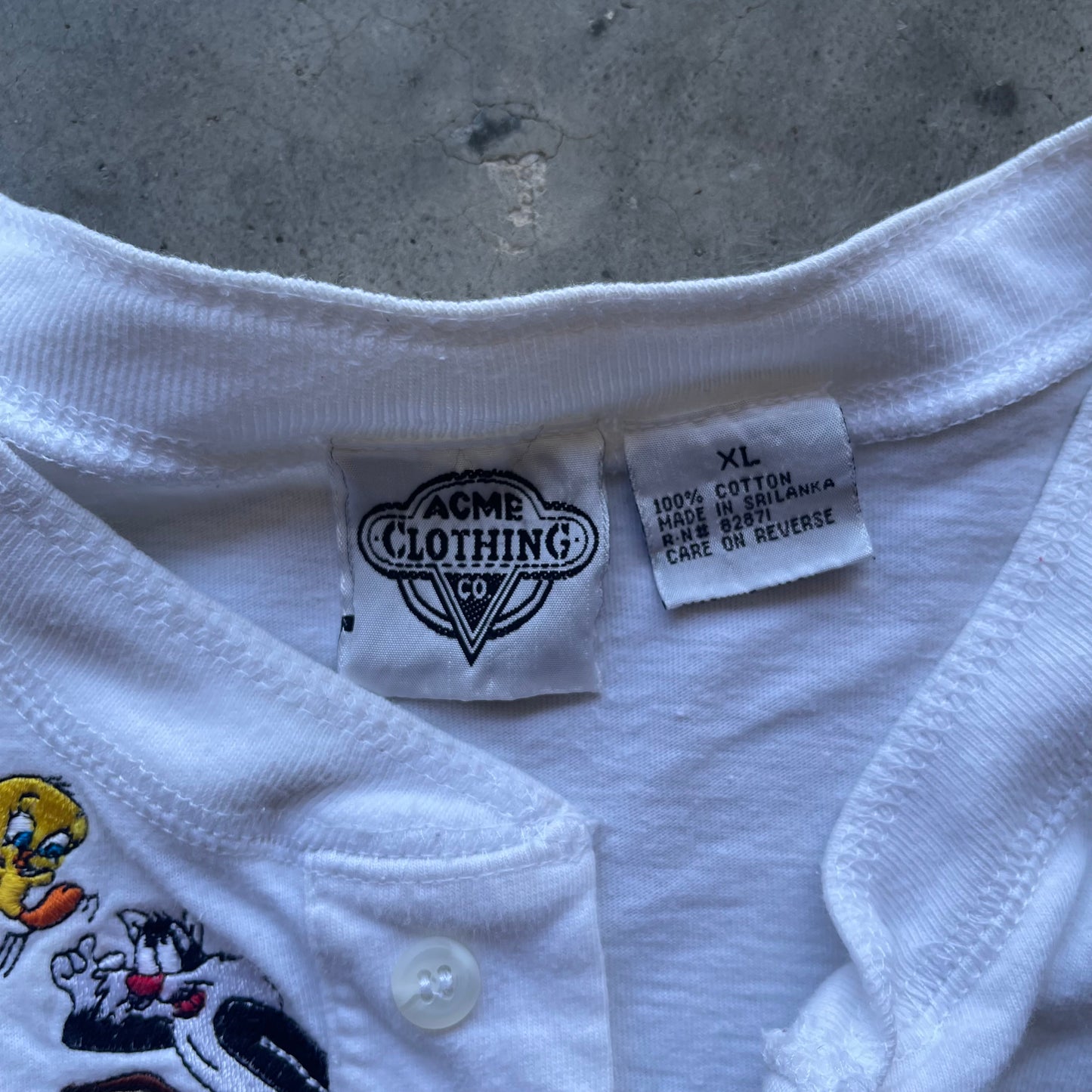 (XL) '94 Looney Tunes Embroidered Cartoons Henley Long Sleeve Tee
