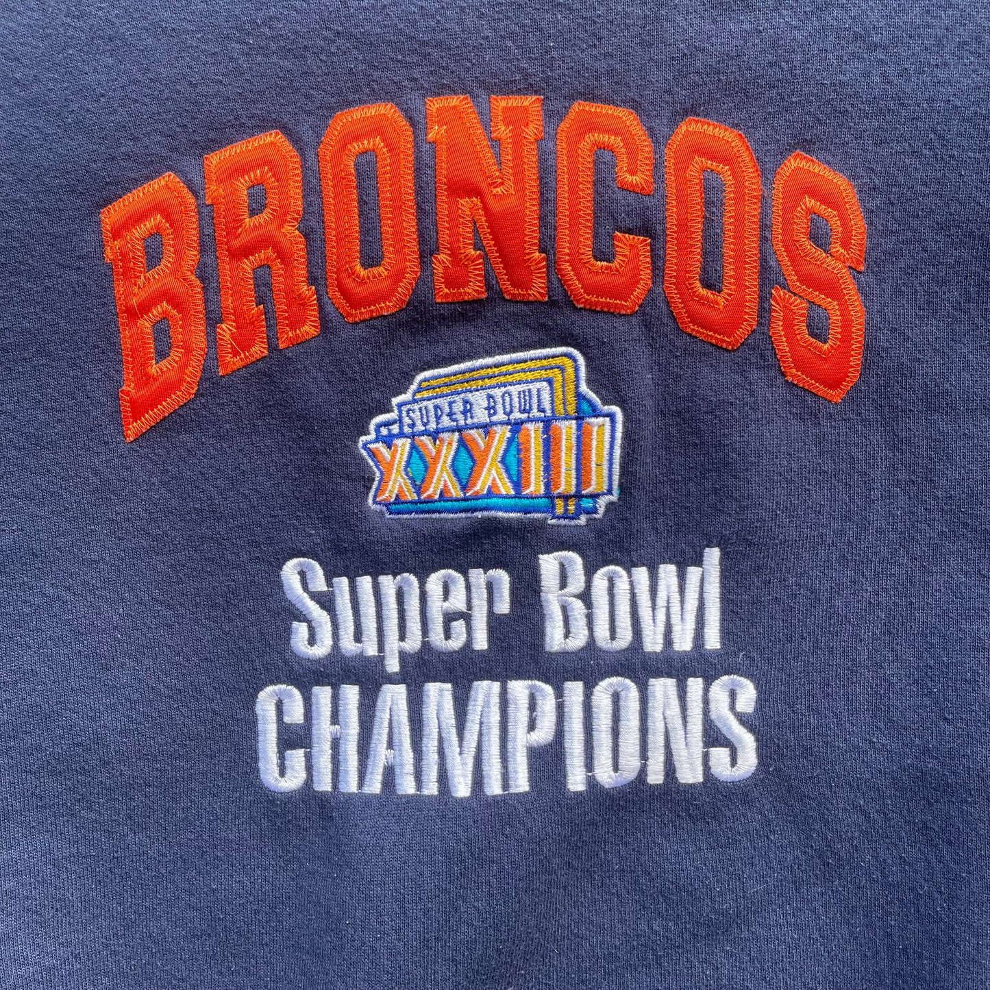 (XL) 1999 Denver Broncos Super Bowl Champions Embroidered Crewneck