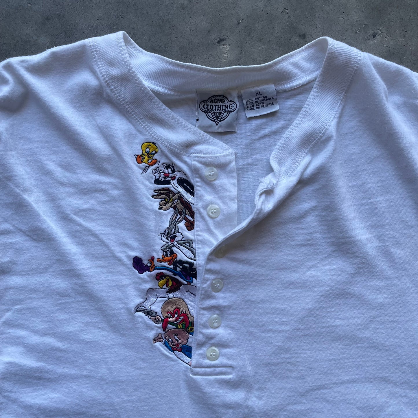(XL) '94 Looney Tunes Embroidered Cartoons Henley Long Sleeve Tee