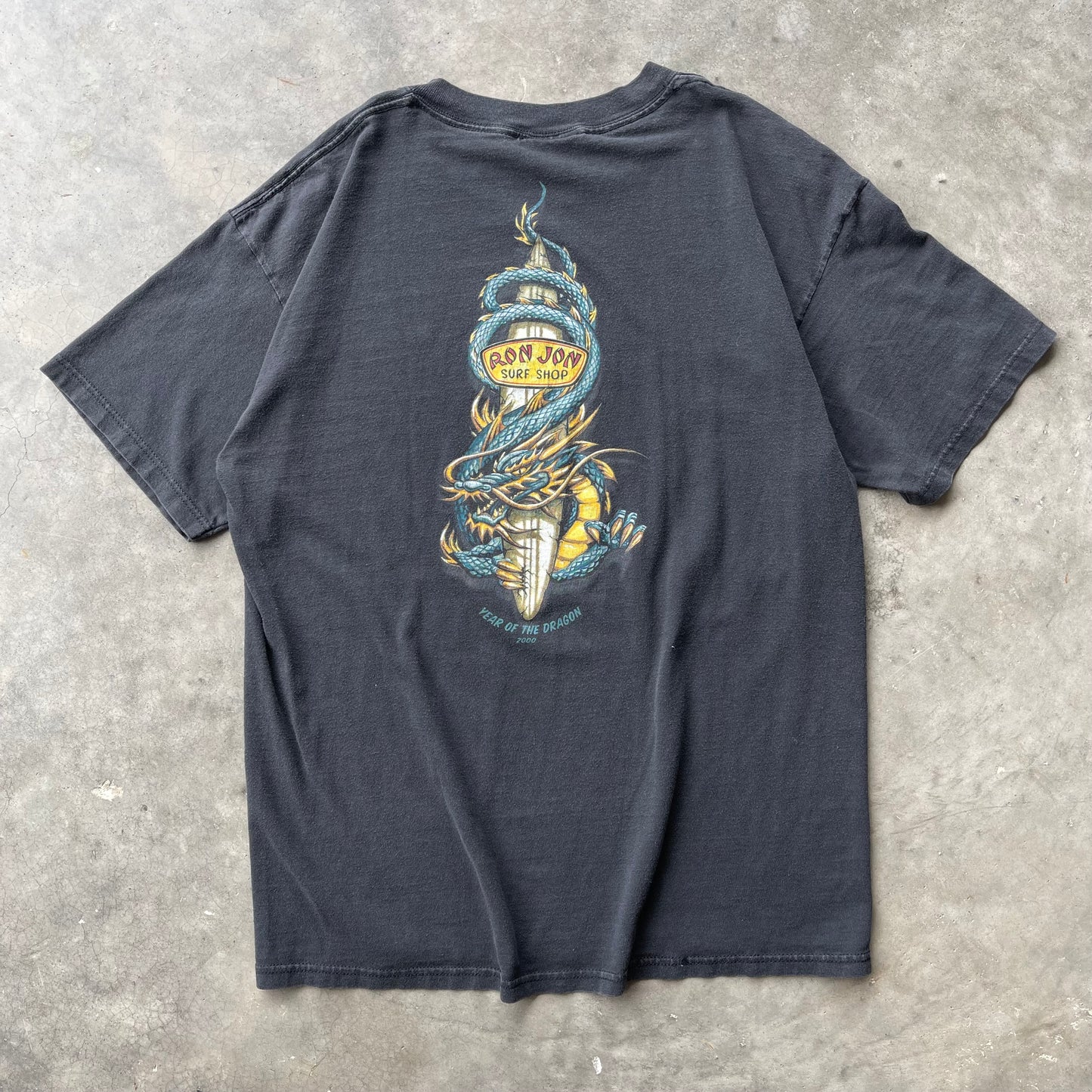 (M/L) ‘00 Ron Jon “Year of the Dragon” Graphic Center Logo Tee