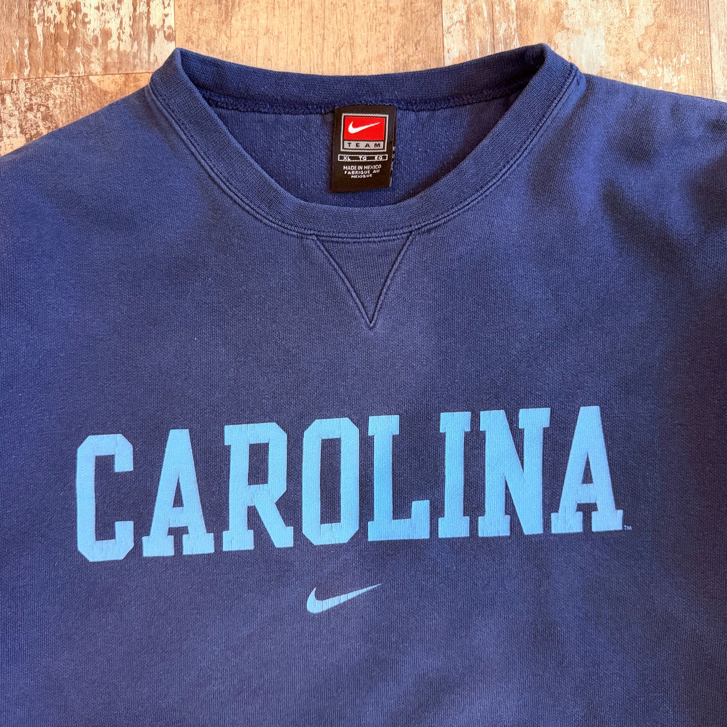 (XL) Vintage 2000s Nike University of North Carolina Center Swoosh Crewneck